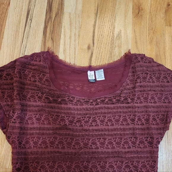 Burgundy red blouse shirt laced hi-low front slit back Size Small - Picture 5 of 8
